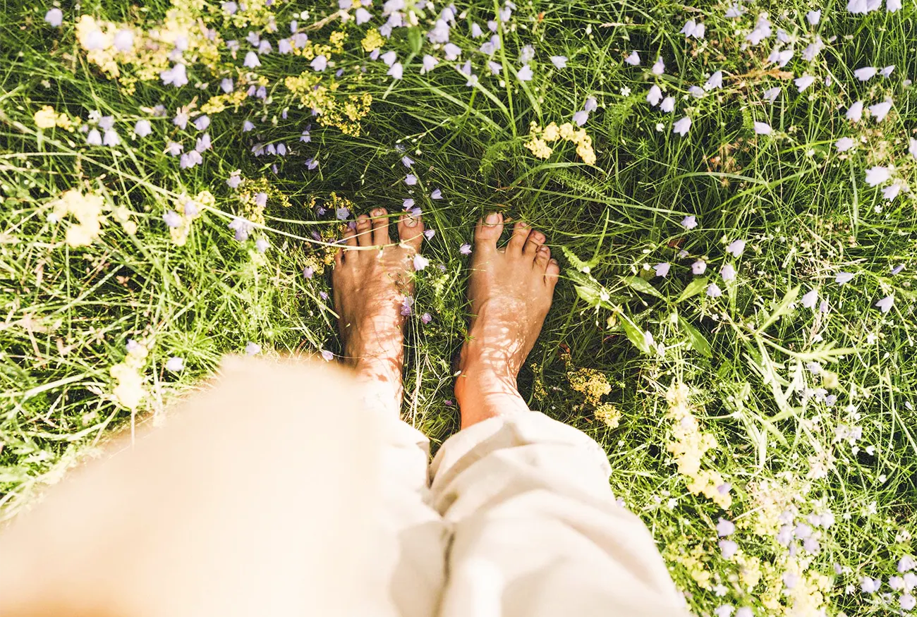 Connettiti con la natura attraverso pratiche come la bioenergetica e lo yoga all'aperto